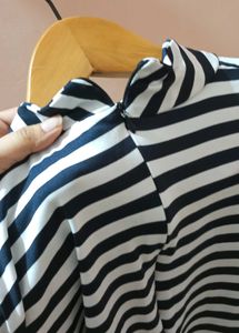 Striped Cold Shoulder Top😍