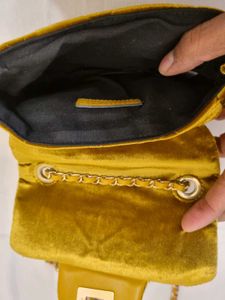 accessorise london Crossbody Bag - Quilted Velvet
