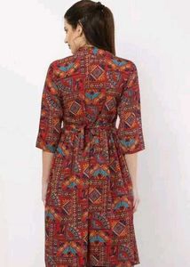🌸 Stylish Front Cut Kurti