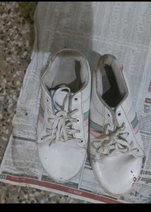 4 pairs of women's shoes