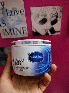 Vaseline Cloud Soft Light Moisturiser