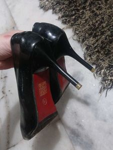 Chic Black Patent Heels