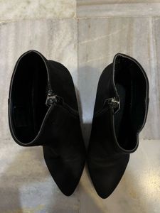 Chic Black Suede Block Heel Ankle Boots