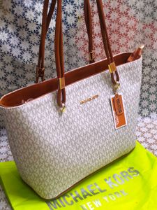Michael kors Premium off-white Tote 🥹
