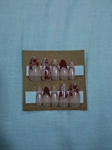 Elegant Press-On Nails with Floral Design