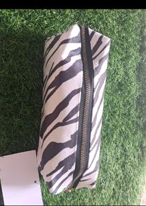 L.A GIRL STORAGE POUCH