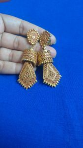 Necklace with a dull gold finish