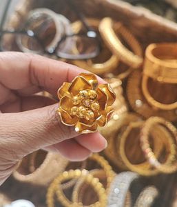 Exquisite Gold Floral Ring