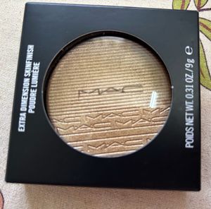 MAC Studio Extra dimension highlighter