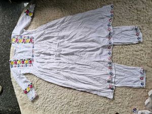 meeranshi Elegant White Kurta Set with Floral Embr