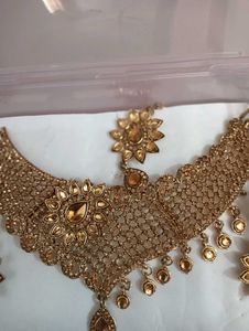 necklace, earing and 1 mang tika
