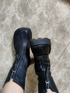 Chic Black Leather Zipper Boots