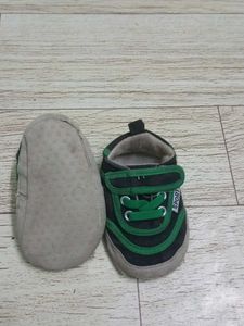 Cute Black &amp; Green Sneakers