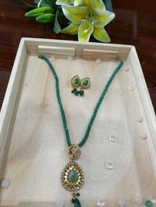Stunning Emerald & Diamond Necklace Set