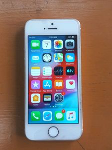 Iphone 5s 16 gb. Gold Very Good Condition. No Scratch. Same As New.