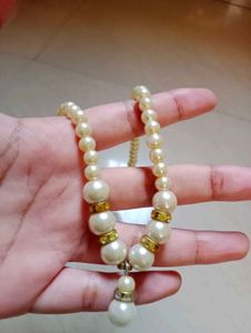 Elegant Faux Pearl Necklace