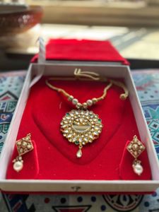 Elegant Kundan Necklace and Earrings Set
