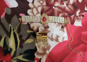 Elegant Gold-Tone Statement Choker