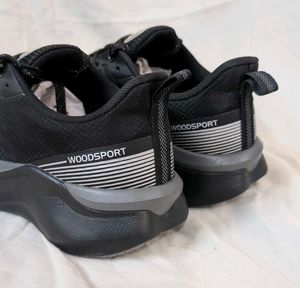 Mens Black Sneakers  Size 7🌟