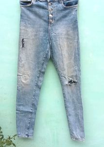 ✨Ripped Light Wash Jeans ✨