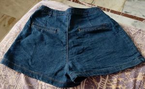 short and sleeveless top