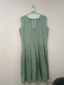 Chic Green Gingham V-Neck Dress