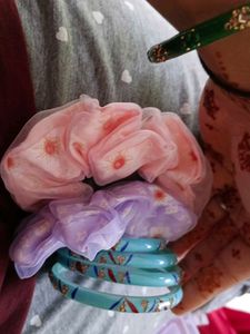 🥳 2 Women's Hair Scrunchies and Bangle set