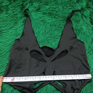 Black Cutout🫴🏻 🎁Bow Detail Crop Top