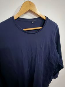 Uniqlo Men's Navy Blue T-Shirt
