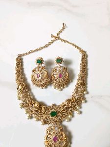 Exquisite Gold Necklace with Pearls