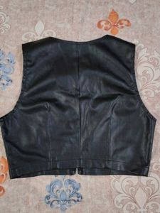 Sleek Black Faux Leather Zip-Up Crop Vest
