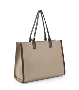 Elegant Tote Bag - Chic and Versatile