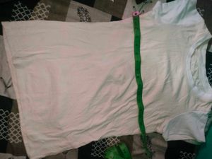 🚚 4  women's Tees