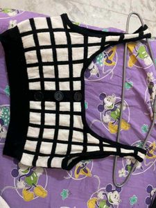 Chic Black &amp; White Checkered Crop Top