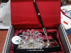 Elegant Peacock Pen Holder with Pe