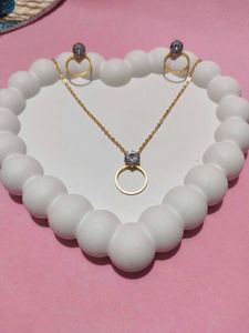 NEW Gold Tone Necklace and Earrings Set