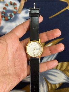 Timex USA Vintage Golden Watch( Diamond Cut Glass)