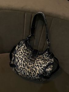 GUESSStylish Leopard Print Shoulder Bag