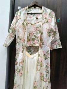 Elegant Floral Kurta Set with Shrugo