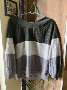 B1G1 Color Block V-Neck sweatshirt