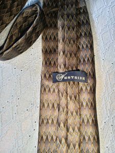Elegant Diamond Pattern Tie