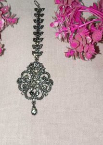 Elegant Green Rhinestone Brooch