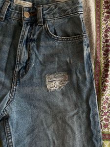 Women’s Blue Distressed Jeans – Size 26