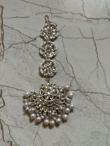 Elegant Kundan Maangtika