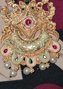 Elegant Gold Tone Floral Necklace