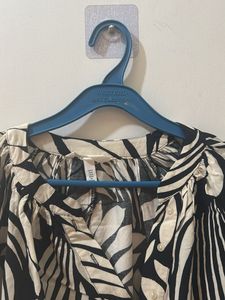 Stylish Black &amp; White Leaf Print Top