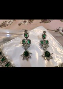 Stunning Emerald &amp; Diamond Necklace Set