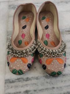 Embroidered Ethnic Juttis