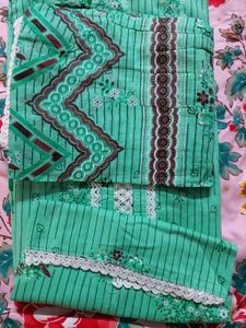 Green Floral Print Kurta Set with Lace Detail(unst