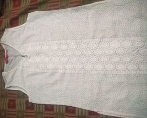 😍New Chikankari Sleeveless Pure White Kurti